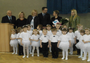 Wspólne zdjęcie przedszkolaków z Panią Prezydent i innymi gośćmi.